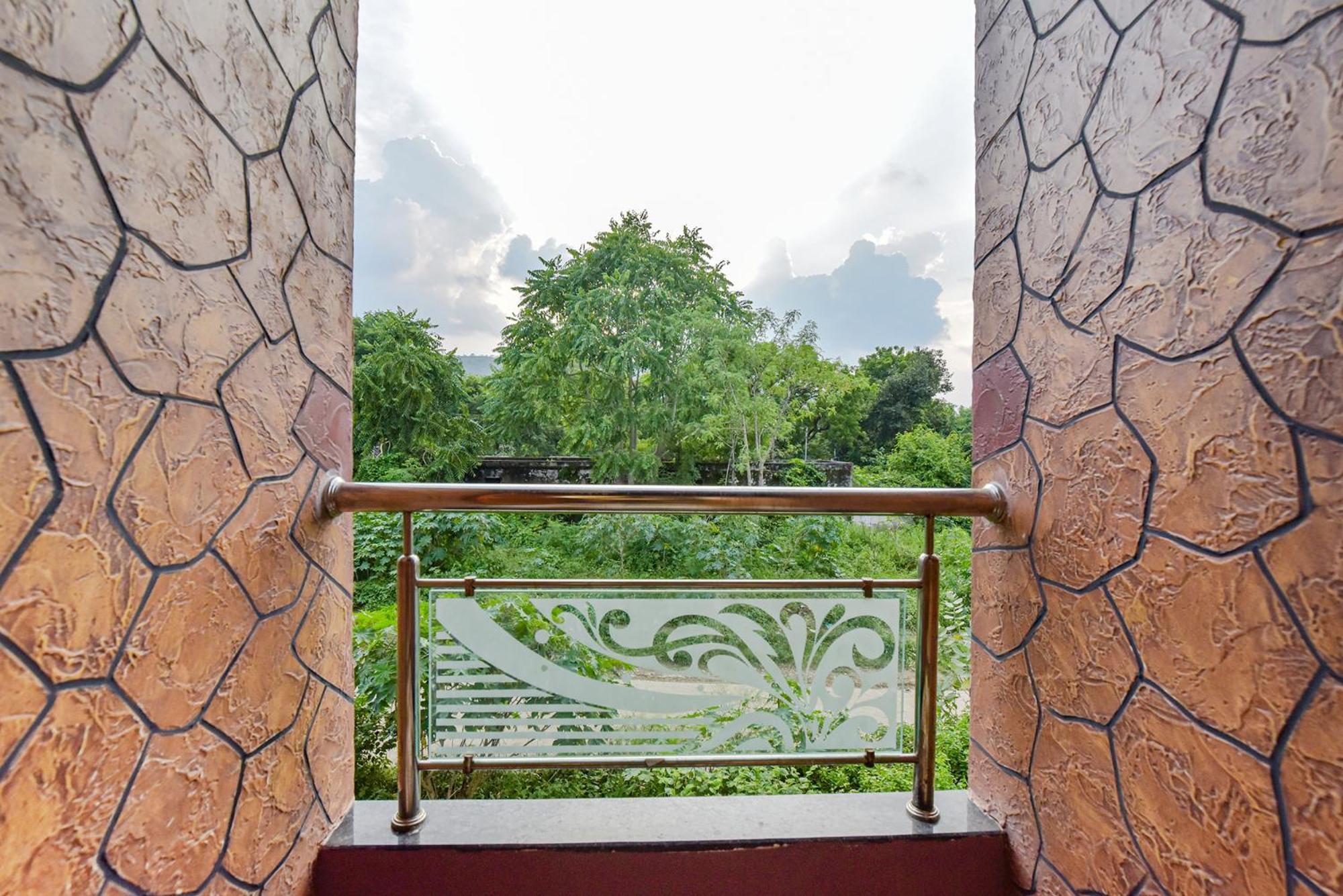 Fabhotel The Castle Inn อุเดเปอร์ ภายนอก รูปภาพ
