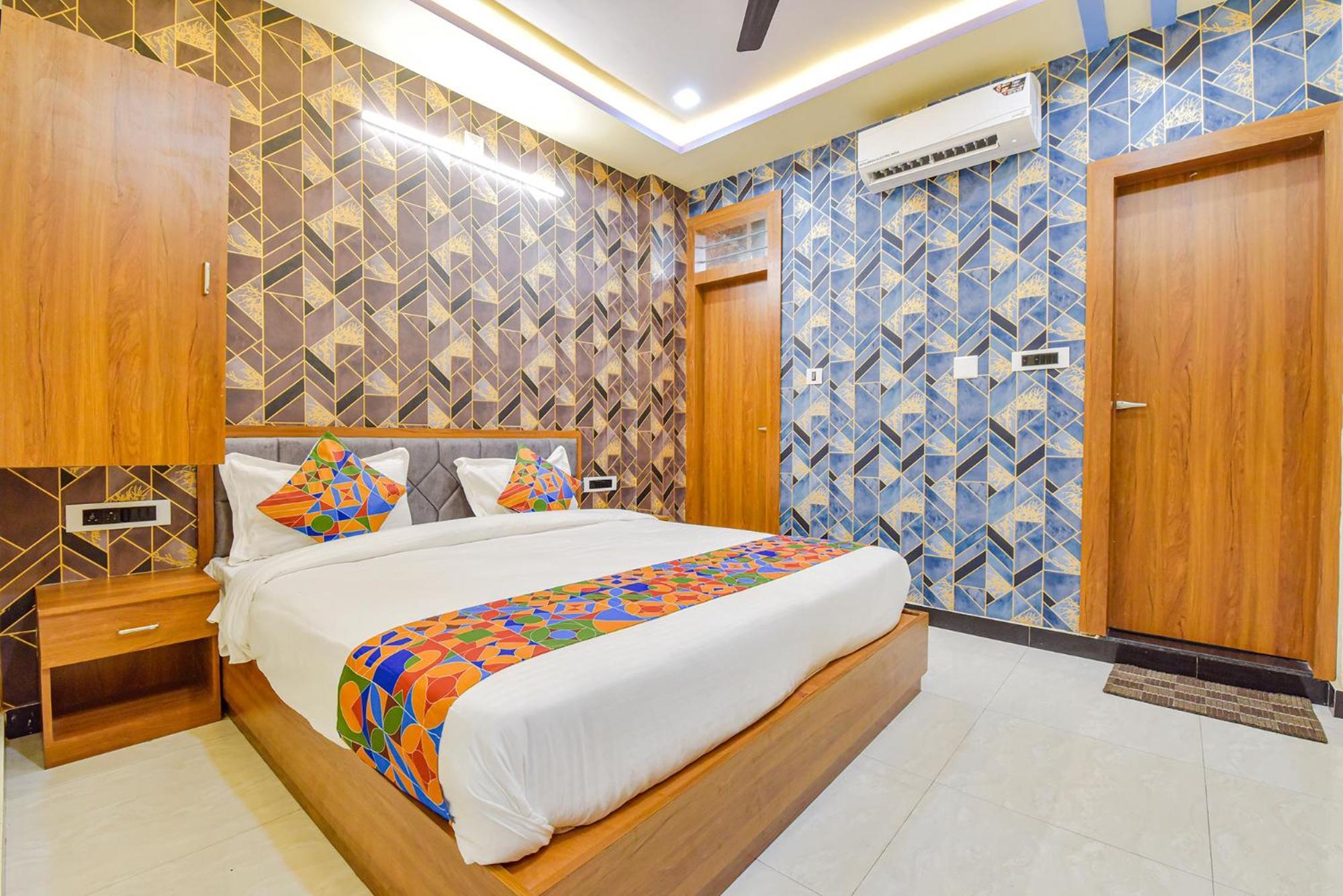 Fabhotel The Castle Inn อุเดเปอร์ ภายนอก รูปภาพ