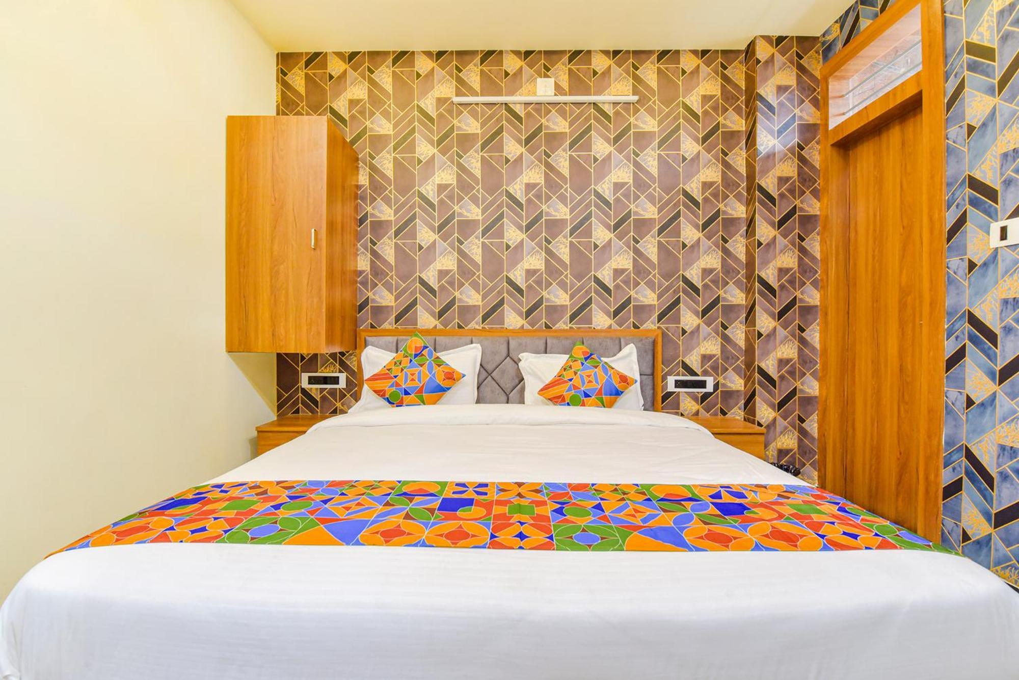 Fabhotel The Castle Inn อุเดเปอร์ ภายนอก รูปภาพ