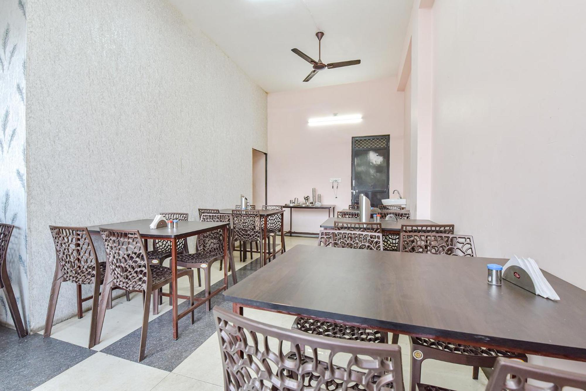 Fabhotel The Castle Inn อุเดเปอร์ ภายนอก รูปภาพ