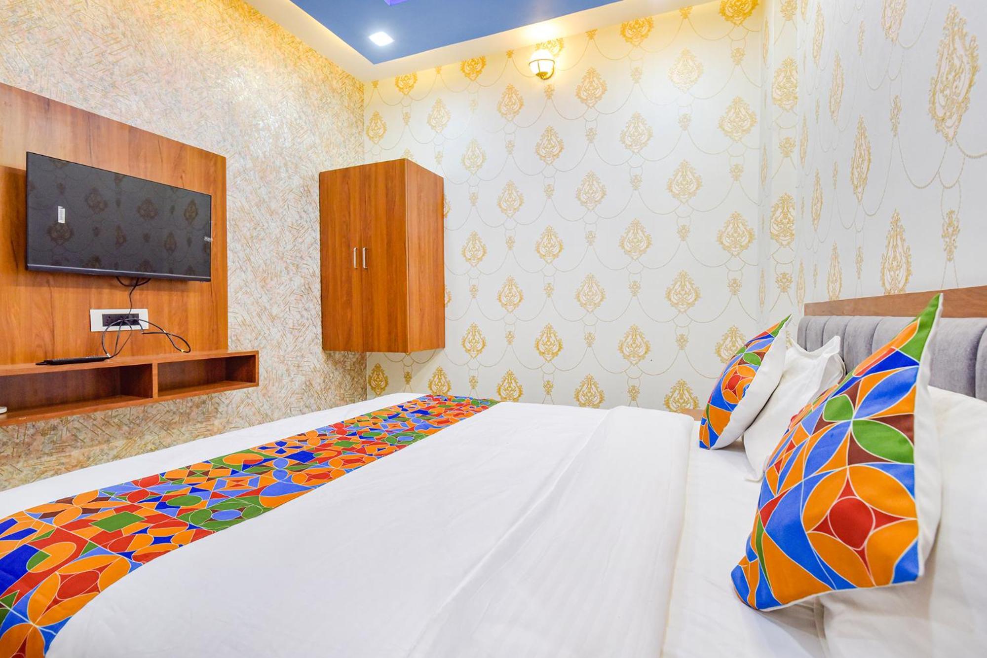 Fabhotel The Castle Inn อุเดเปอร์ ภายนอก รูปภาพ